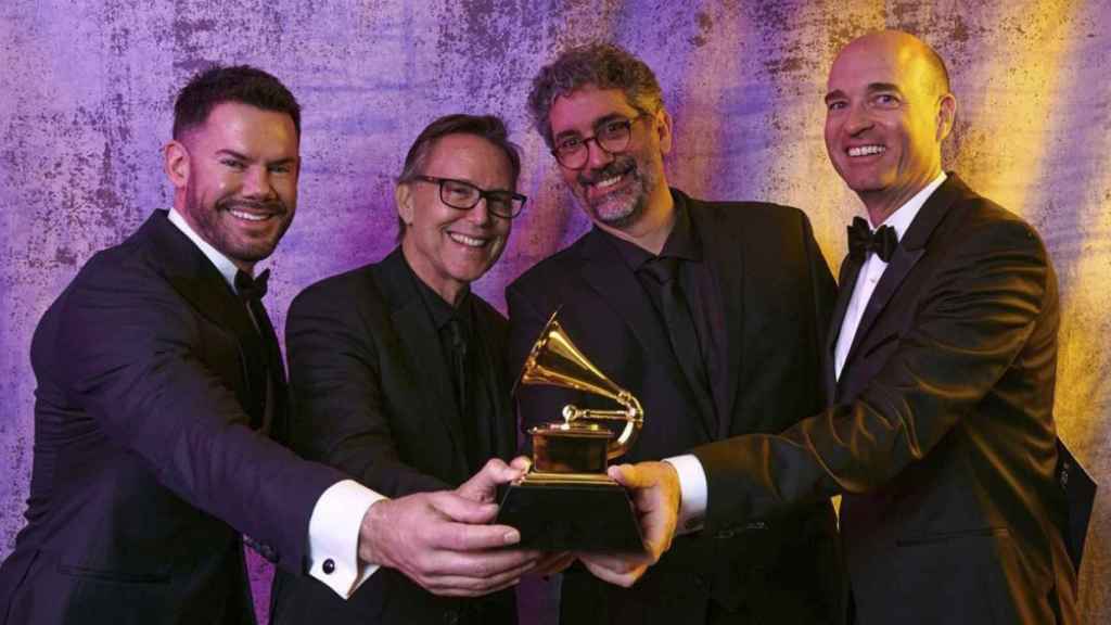 Fernando Malvar-Ruiz, segundo por la izquierda, posa con el Grammy.