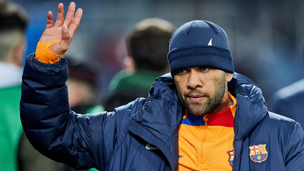 Dani Alves camino del banquillo antes de un partido