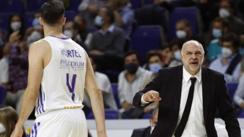 Heurtel recibe indicaciones de Pablo Laso durante un partido