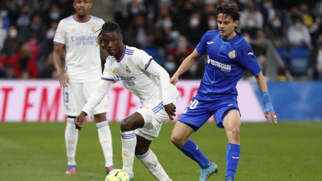 Enes Unal presiona a Eduardo Camavinga