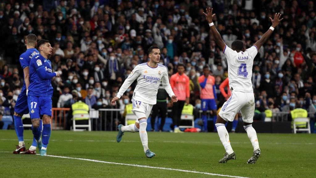 Lucas Vázquez celebra con David Alaba su gol al Getafe