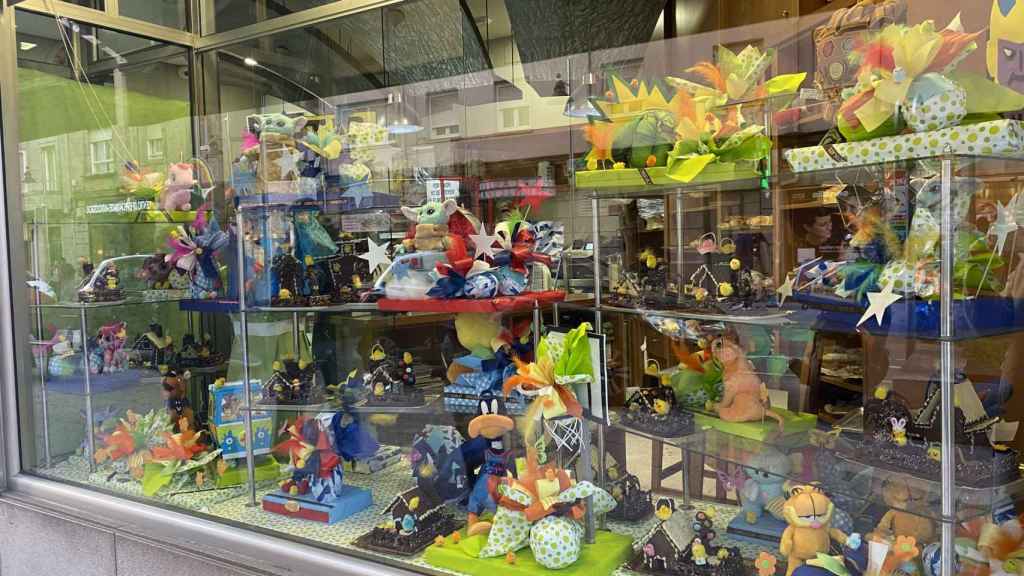 Escaparate de Pascua de la Confitería Landín en Pontevedra.