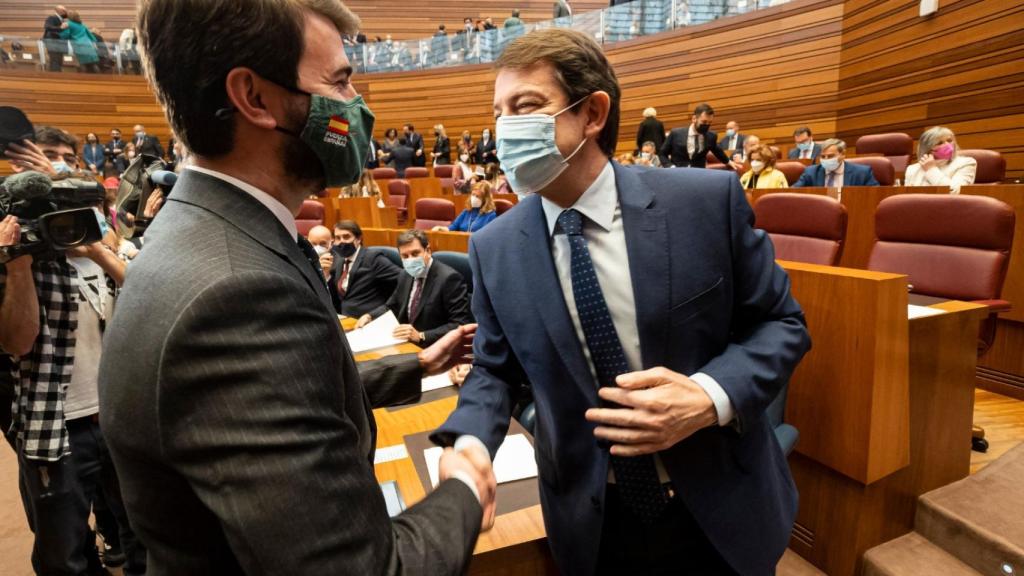 Mañueco y Gallardo durante un pleno en las Cortes