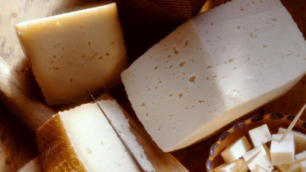 Queso añejo en imagen de archivo.