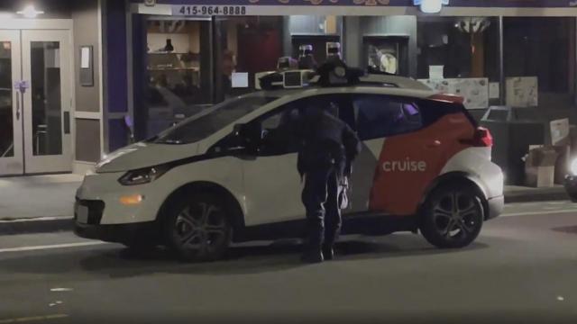 Coche autónomo huye supuestamente de la policía