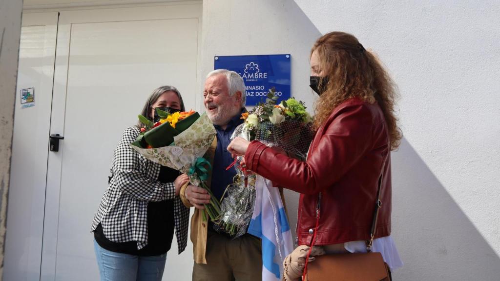 Óliver Díaz Docando descubre la placa conmemorativa con su nombre en el gimnasio del CEIP Wenceslao Fernández Flórez de Cambre.