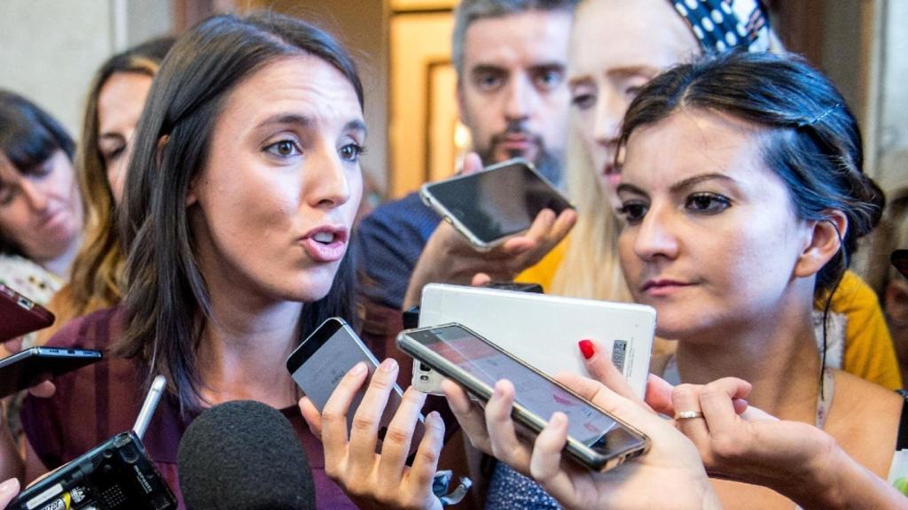 Irene Montero (i) y Gara Santana (d).