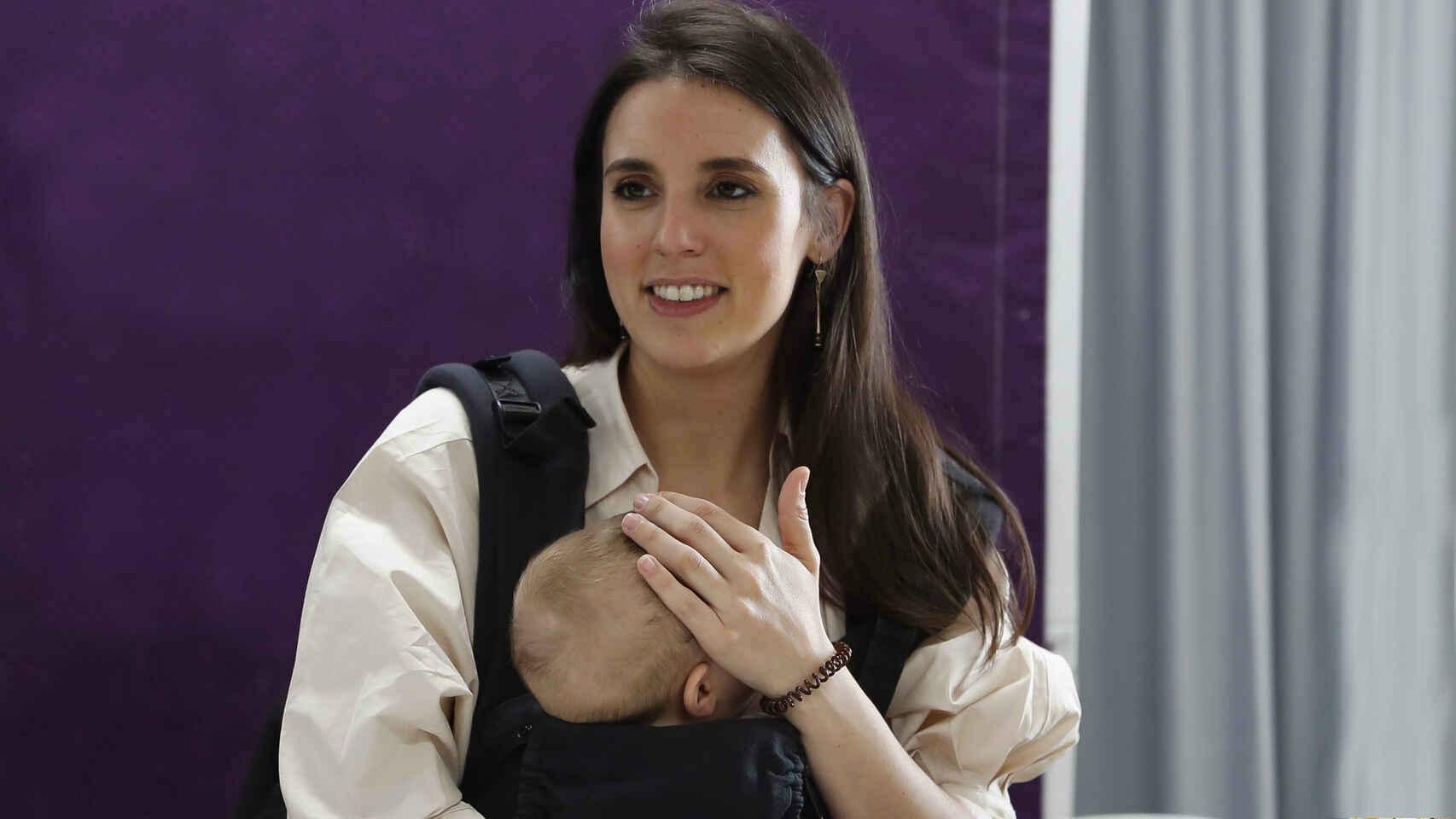 Irene Montero con su hija.