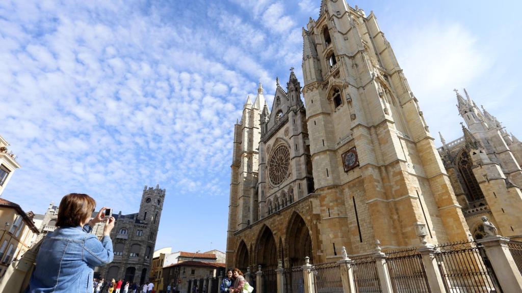 Turistas en la Catedral de León