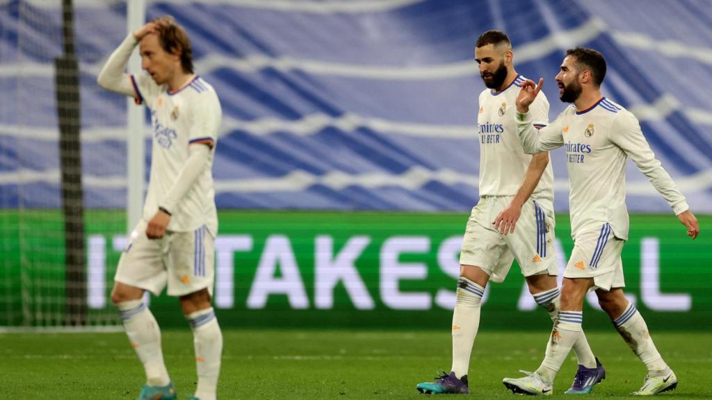 Luka Modric, Karim Benzema y Dani Carvajal caminan hacia el vestuario en el descanso