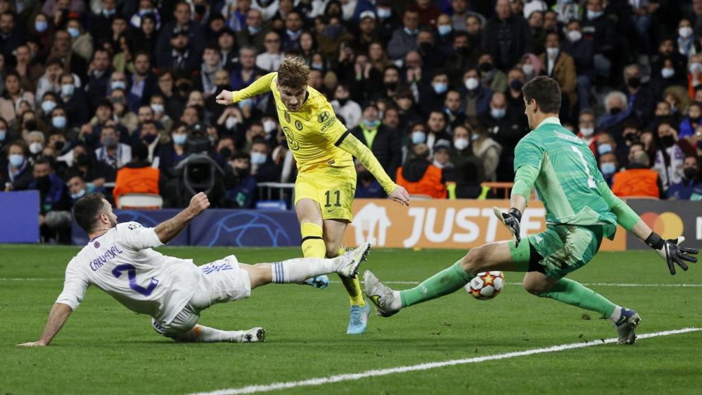 Timo Werner marca ante Thibaut Courtois el tercer gol del Chelsea al Real Madrid
