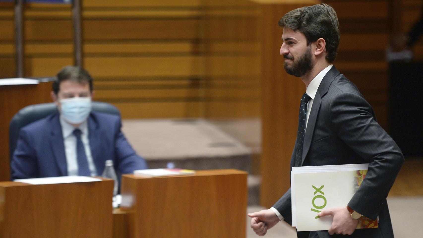 El vicepresidente de Castilla y León, Juan García-Gallardo, ante el presidente de la Junta, Alfonso Fernández Mañueco, en el Parlamento regional.