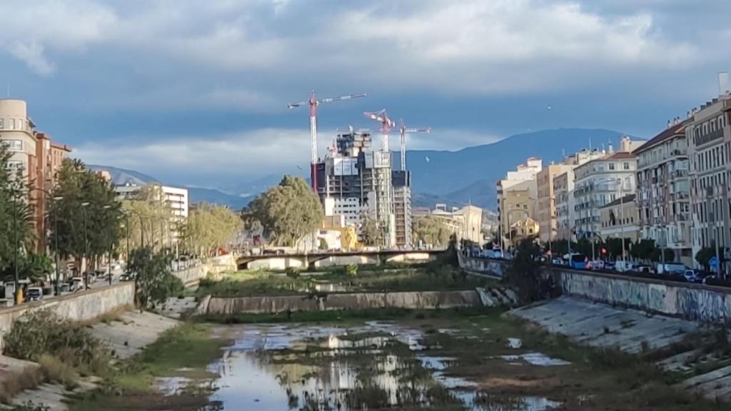 Vista de la obra de las torres de Martiricos desde el puente de la Aurora.