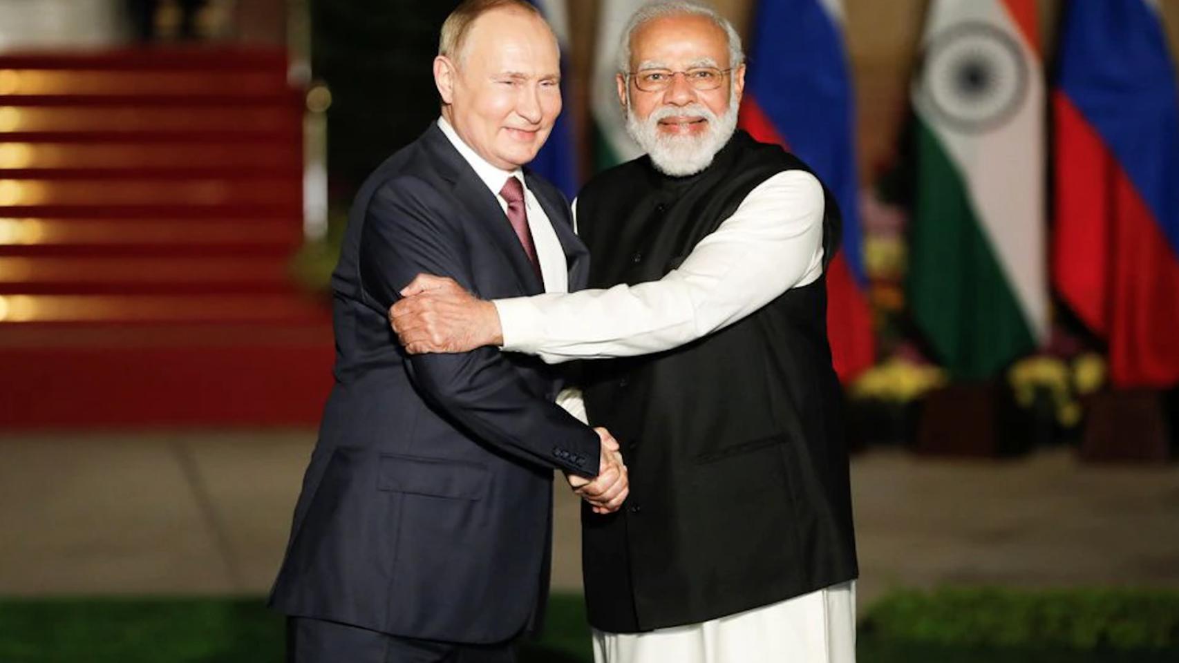 El presidente de Rusia, Vladimir Putin, junto al primer ministro de la India, Narendra Modi, en Nueva Delhi el 6 de diciembre de 2021.