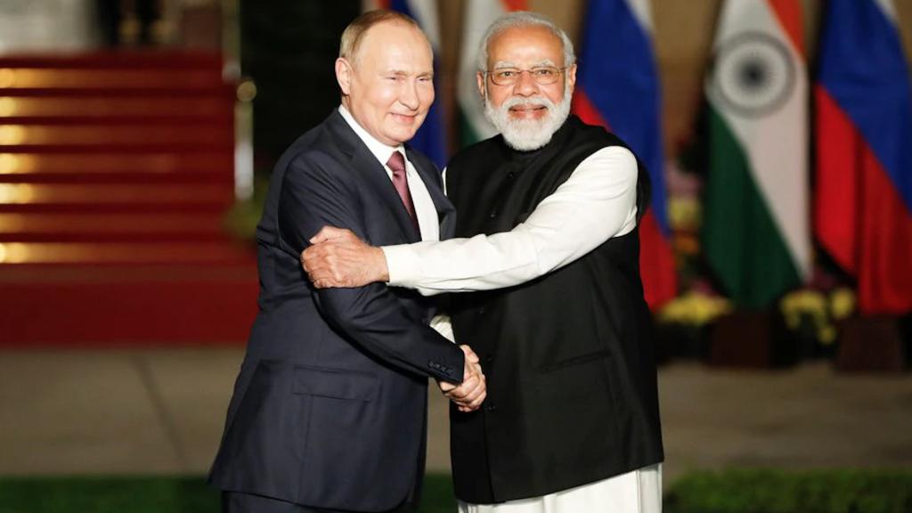 El presidente de Rusia, Vladimir Putin, junto al primer ministro de la India, Narendra Modi, en Nueva Delhi el 6 de diciembre de 2021.