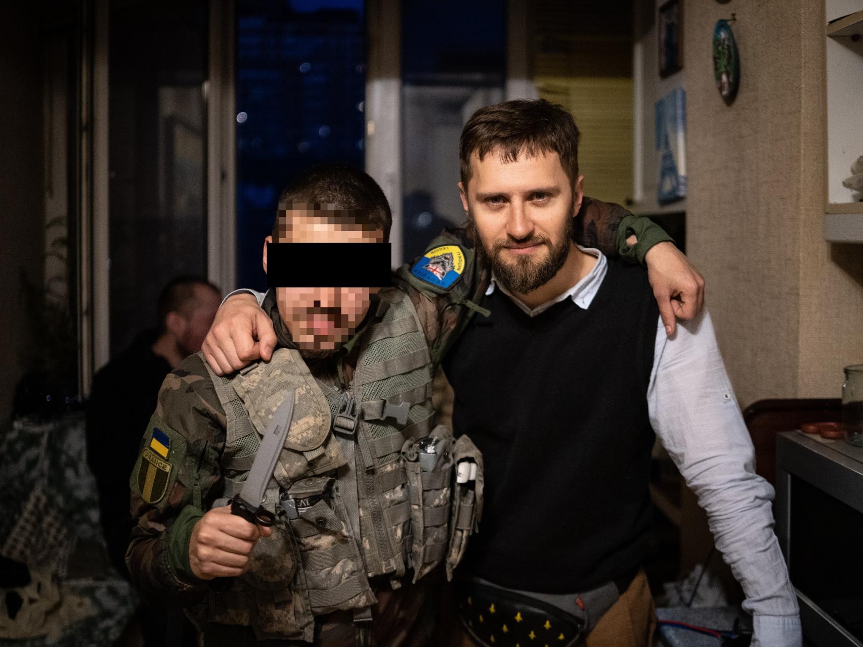 Zerdesk y Yura se abrazan después de discutir de política y nacionalismo.