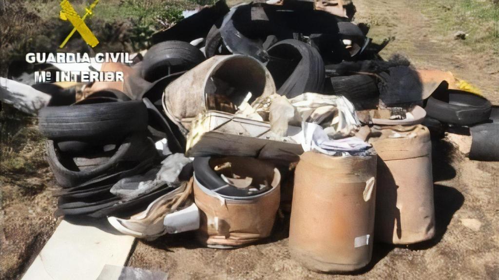 Residuos depositados en el Monte Xalo de Culleredo (A Coruña).