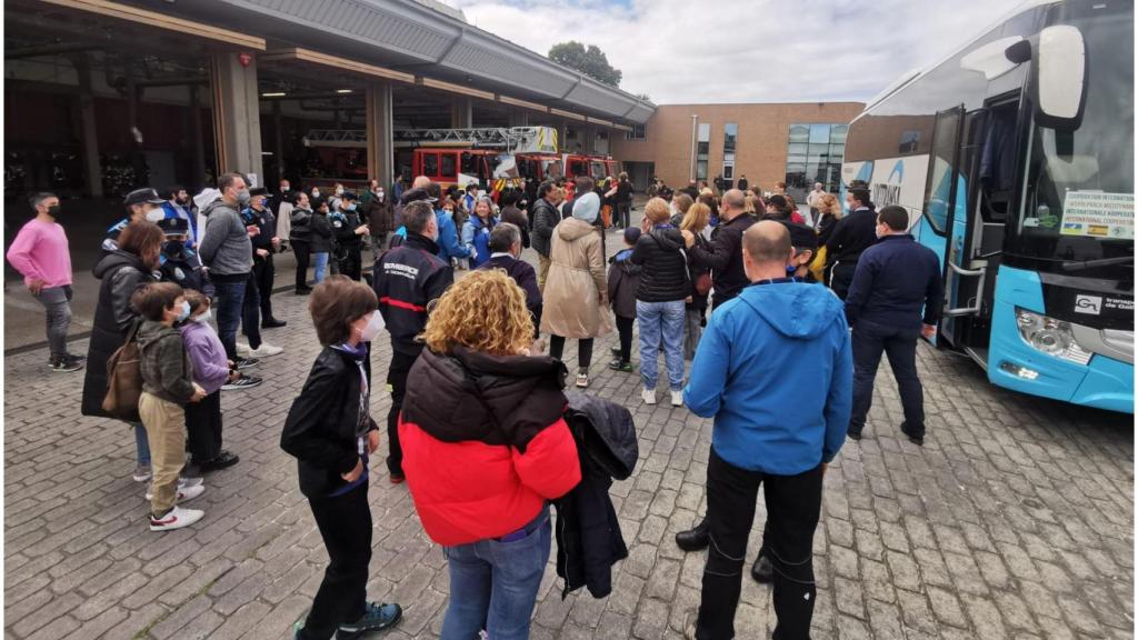 Llegada de Bomberos y Policía Local a A Coruña con familias ucranianas.