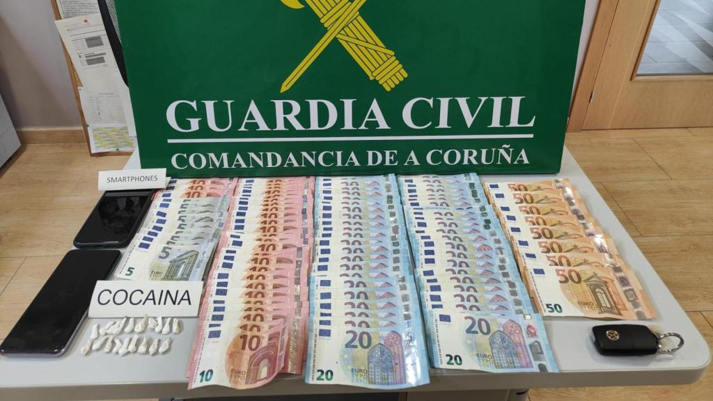 Los efectos incautados al detenido.