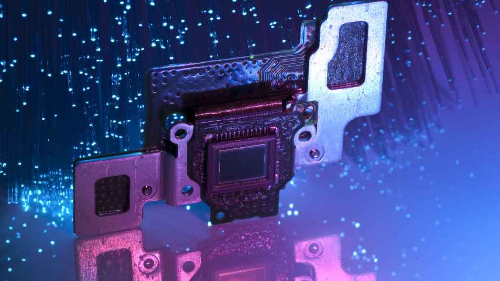 Sensor CCD en una tarjeta de cámara digital con fondo óptico de fibra.