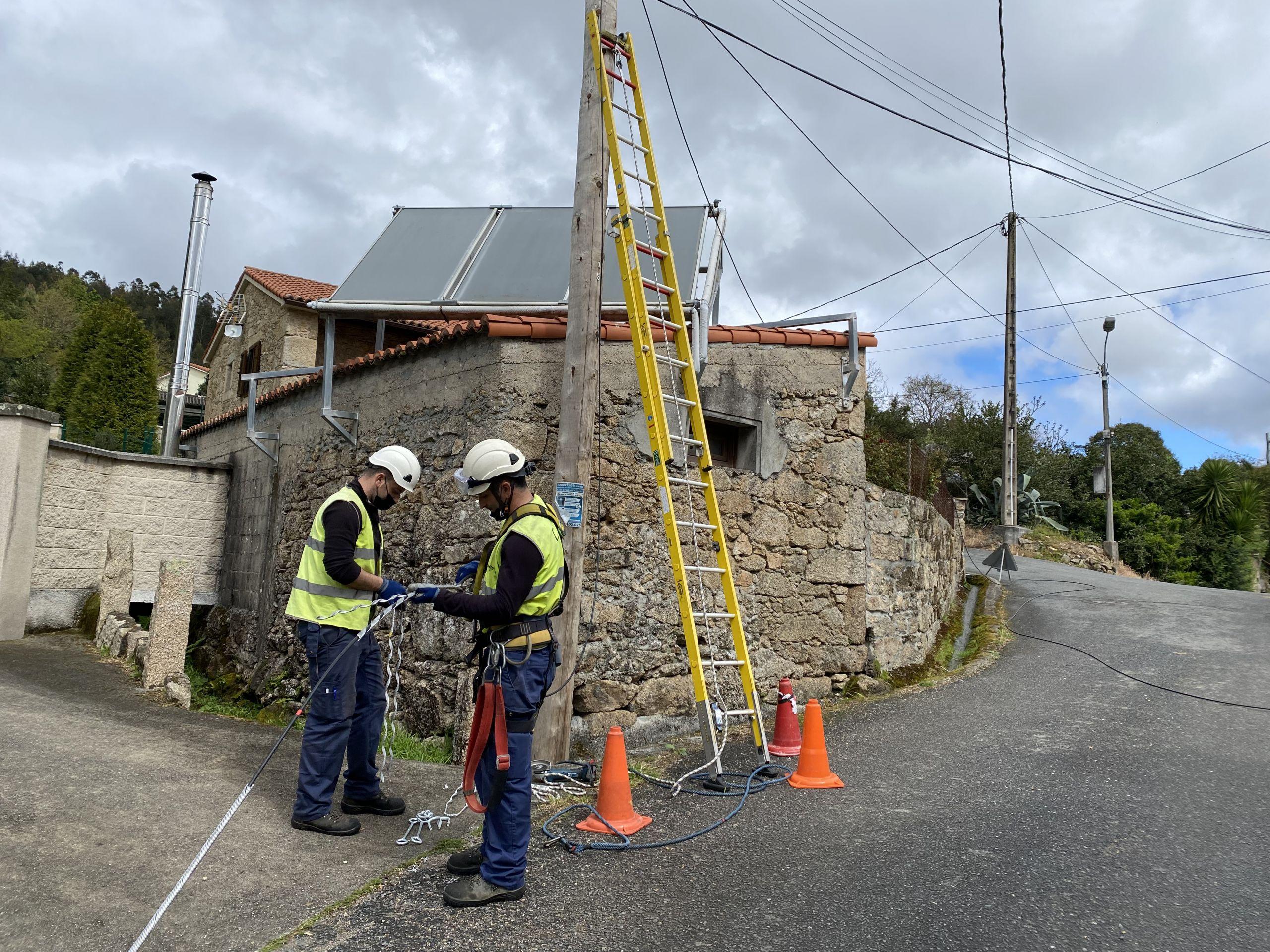 Operarios trabajan en la extensión de la banda ancha en Culleredo (Concello de Culleredo).