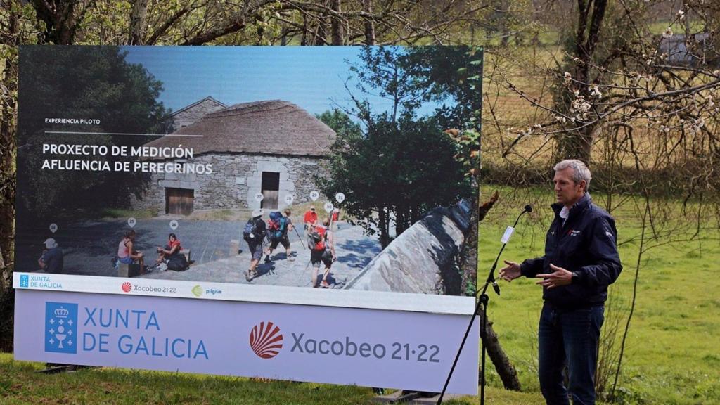 El vicepresidente de la Xunta, Alfonso Rueda, participa en la presentación de un proyecto piloto para contabilizar peregrinos en Arzúa (A Coruña).