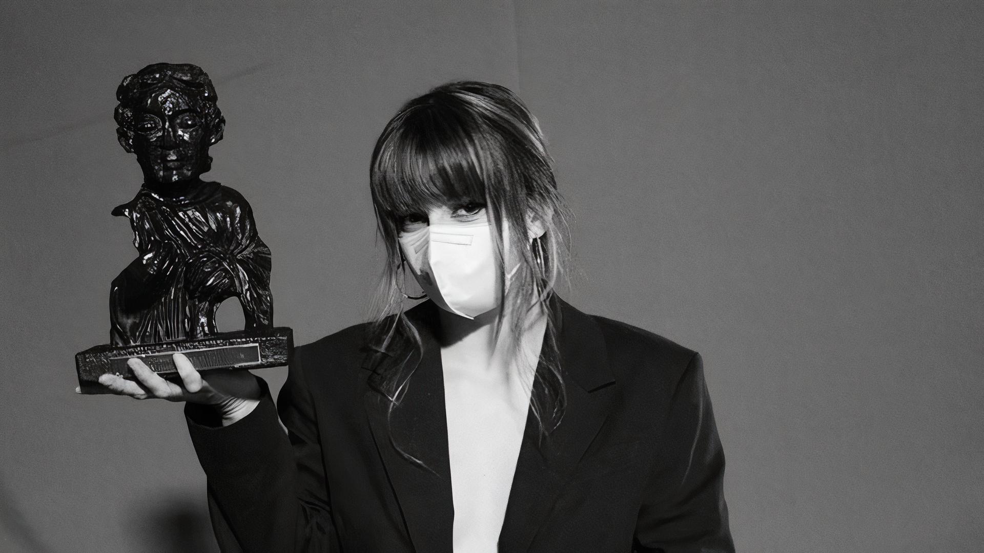 Lucía Estévez con el Mestre Mateo por Xan (Foto: David Portela)