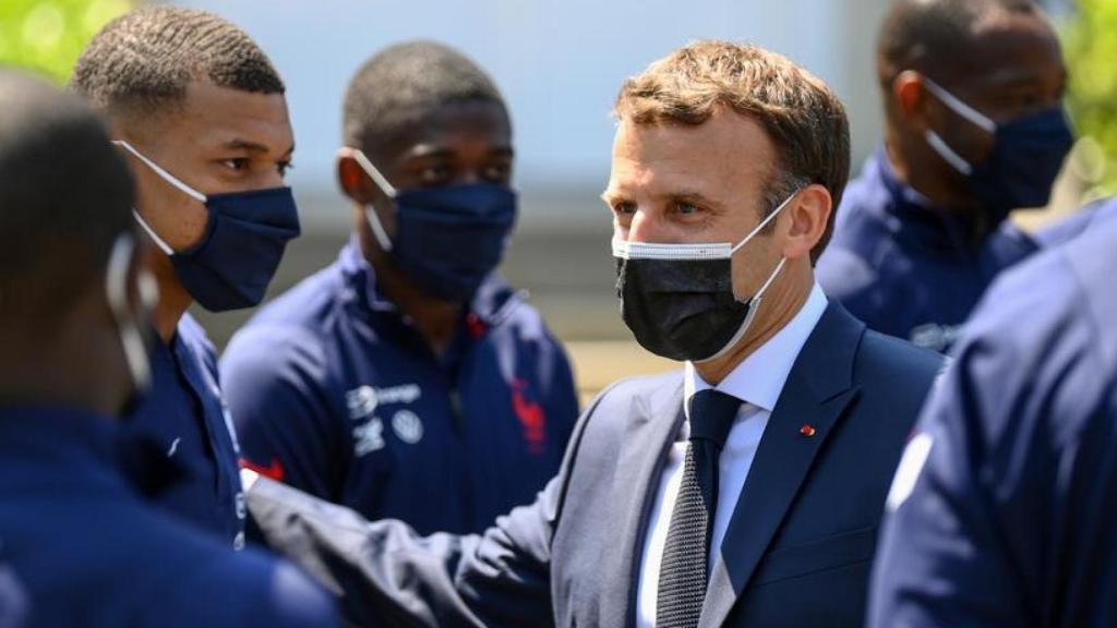 Emmanuel Macron saludando a Kylian Mbappé