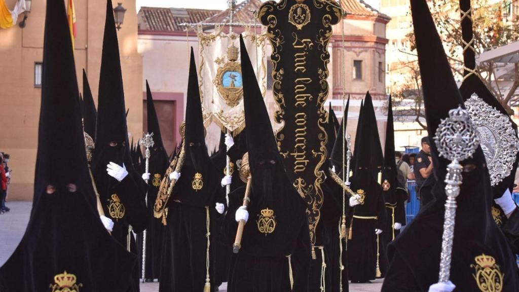 Mena procesiona el Jueves Santo en Málaga acompañado de la Legión.