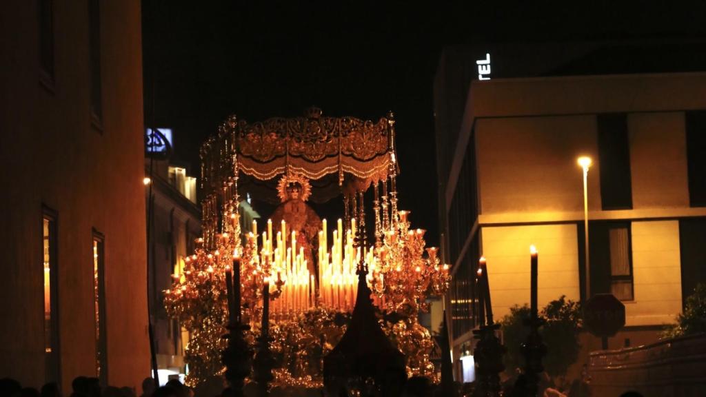 La Divina Prisionera del Romero: la Esperanza cierra un Jueves Santo completo en Málaga