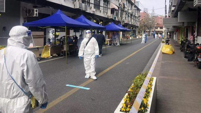Un puesto de cribaje temporal instalado en Shanghái.