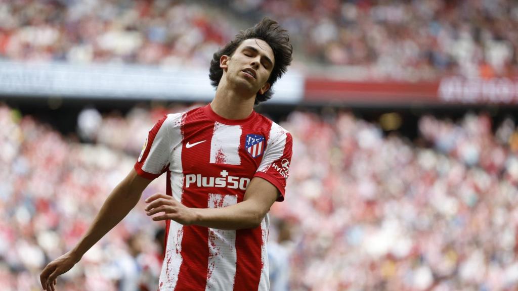 Joao Félix se lamenta durante el partido