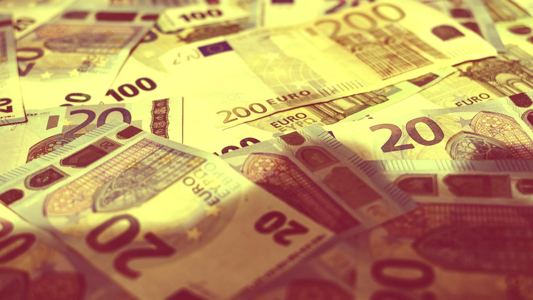 Diferentes billetes del euro.