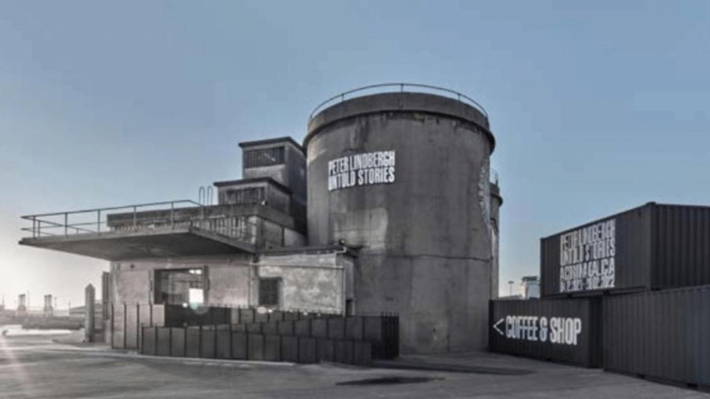 Montaje de ‘Peter Lindbergh: Untold Stories’ en el Muelle de Batería de A Coruña.