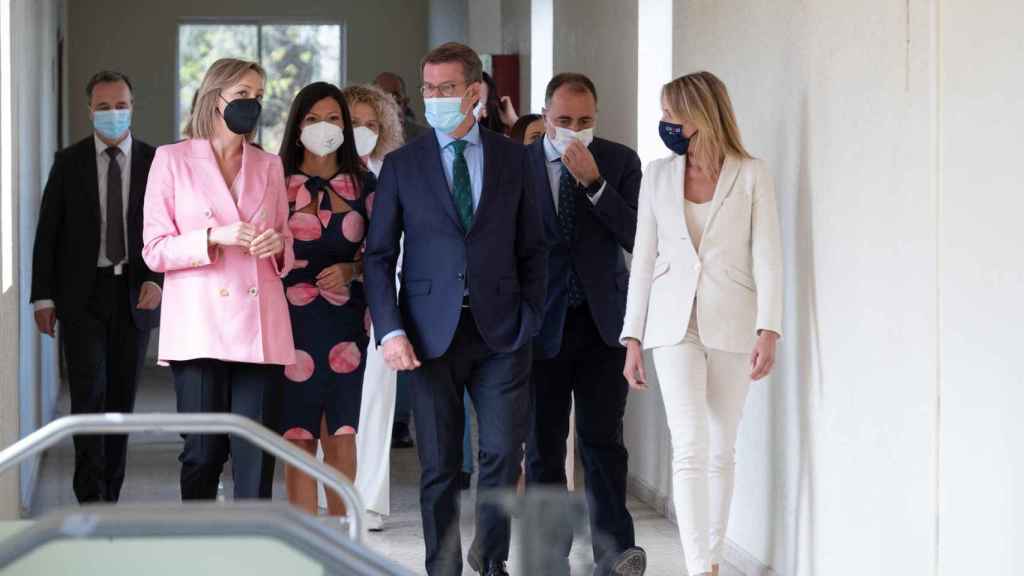 Feijóo, durante su visita a las instalaciones del antiguo hospital de O Rebullón.