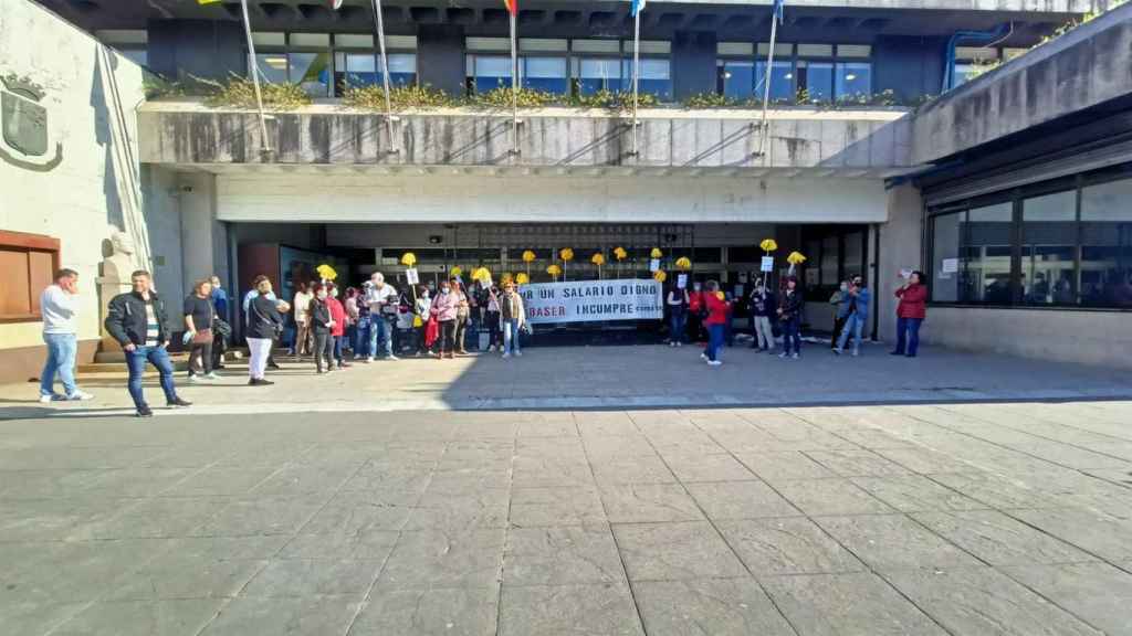 Trabajadores de limpieza protestando a las puertas del Ayuntamiento de Vigo.