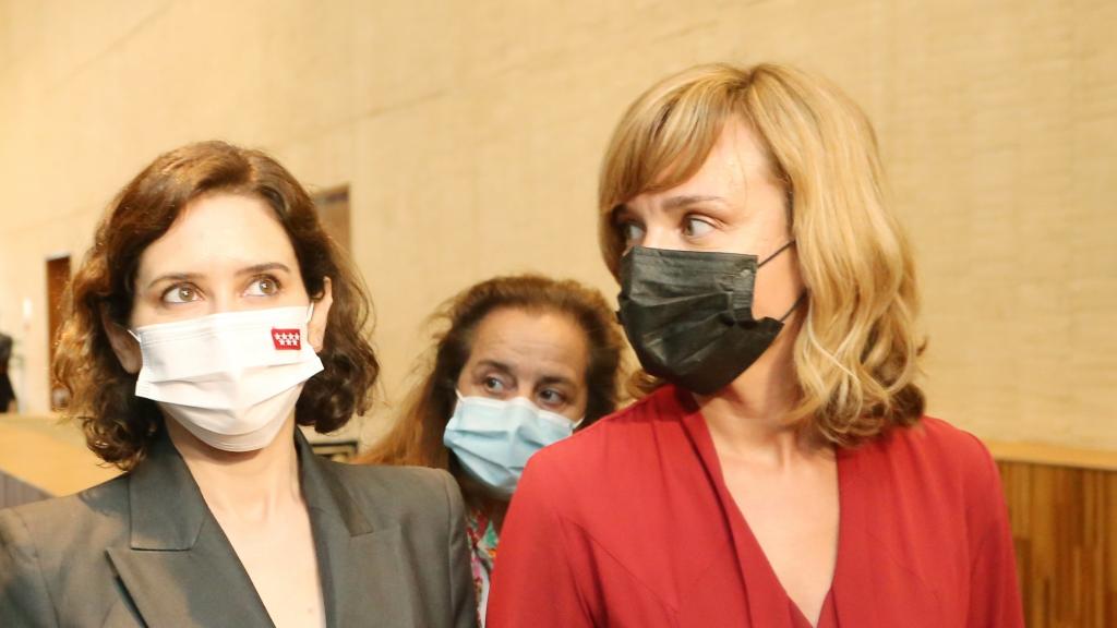 La ministra de Educación, Pilar Alegría, y la presidenta madrileña, Isabel Díaz Ayuso. / ICAL