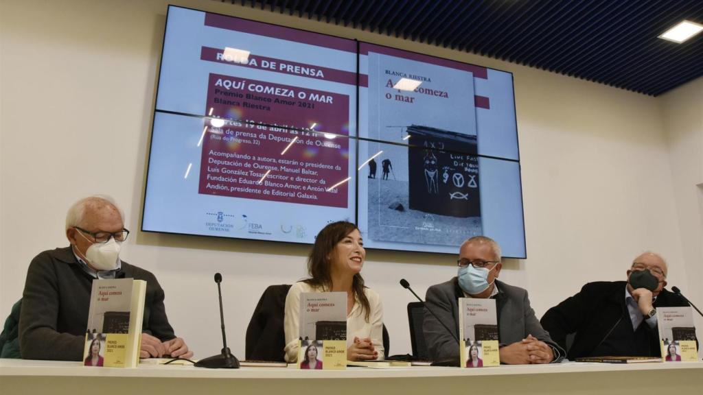 Blanca Riestra realiza en ‘Aquí comeza o mar’ una reflexión sobre la evolución de una generación en A Coruña.