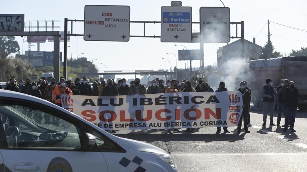 Trabajadores de Alu Ibérica protesta en la avenida Alfonso Molina de A Coruña.
