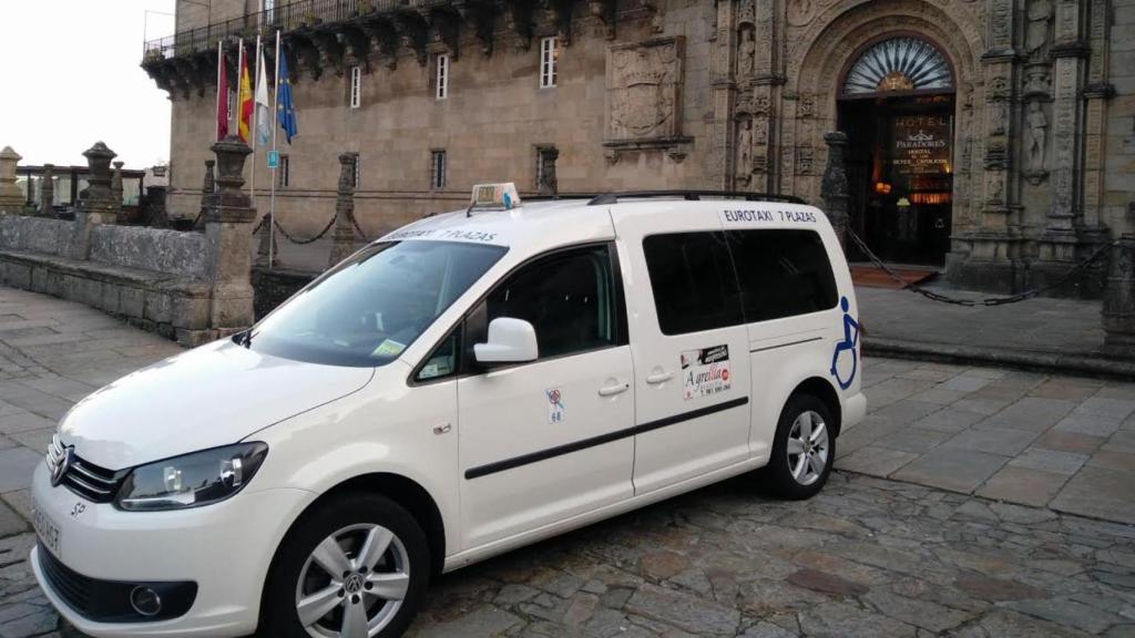 Un taxi en la Praza do Obradoiro, en Santiago.