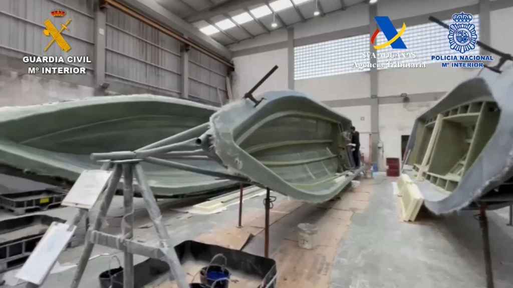 Imágenes de las lanchas a medio construir requisadas en la operación.