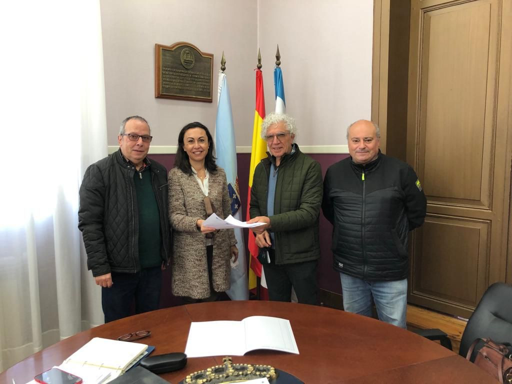 Entrega del acuerdo en el Ayuntamiento de Marín.