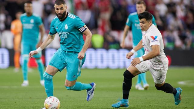 Karim Benzema y Marcos Acuña durante el partido que disputaron el Real Madrid y el Sevilla C.F. el pasado domingo. Foto: AFP7/Europa Press