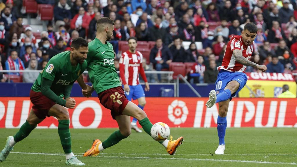 Ángel Correa lanzando a portería en partido de fútbol.