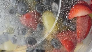 Fruta envasada en plástico.