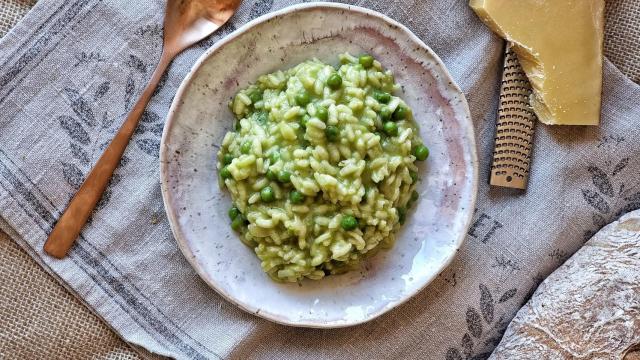 Risotto de guisantes y queso Comté, una receta vegetariana llena de sabor