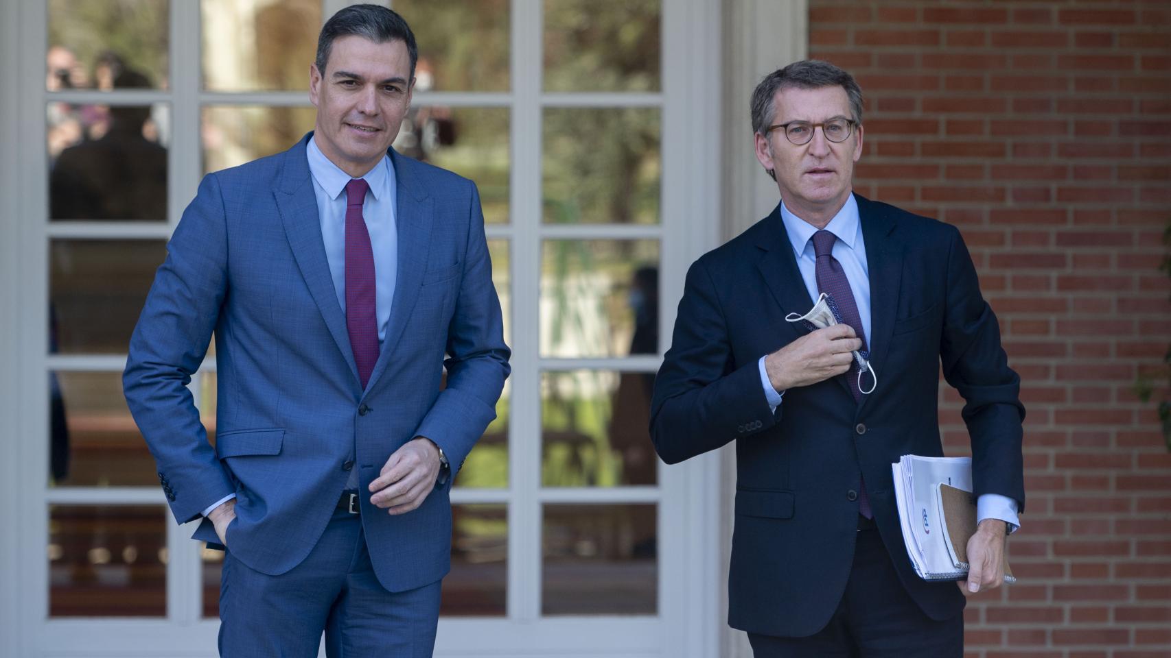 Pedro Sánchez, presidente del Gobierno, recibe a Alberto Núñez Feijóo, líder del PP, en Moncloa.