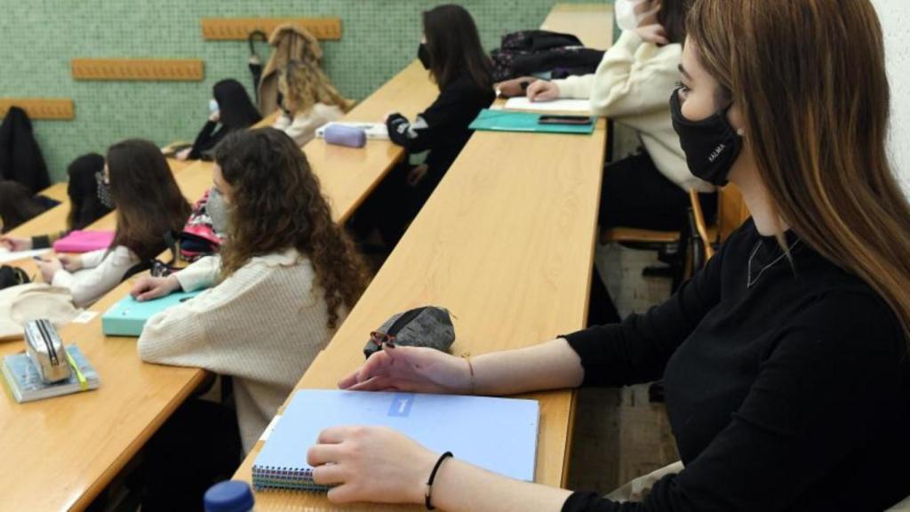 Alumnas de la USC con mascarilla en un aula.