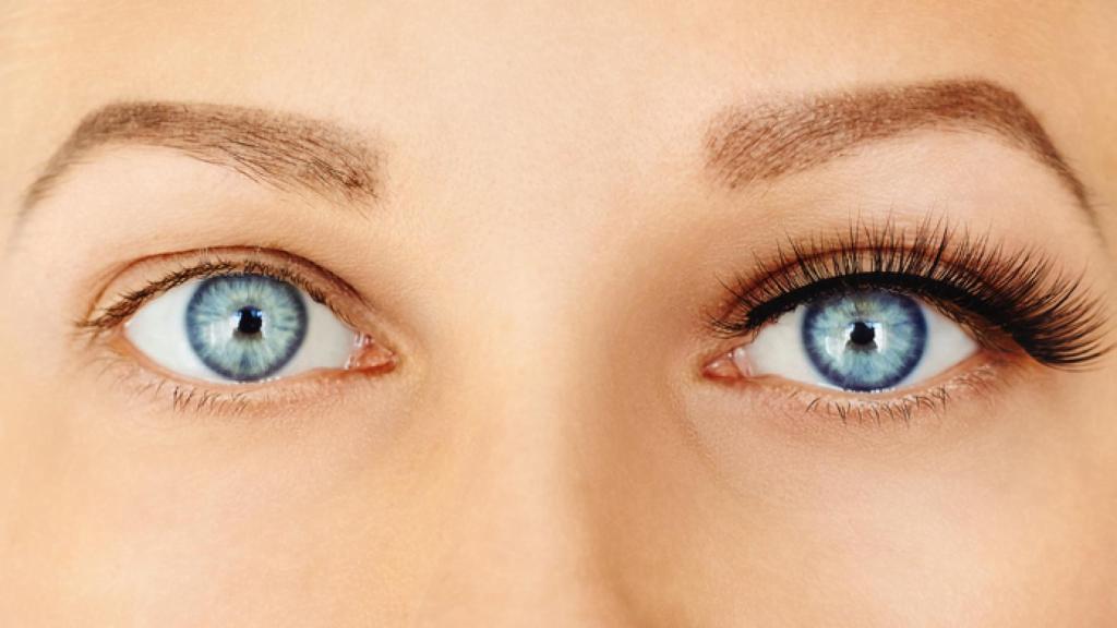 Aprende a retirar las extensiones de pestañas en casa.