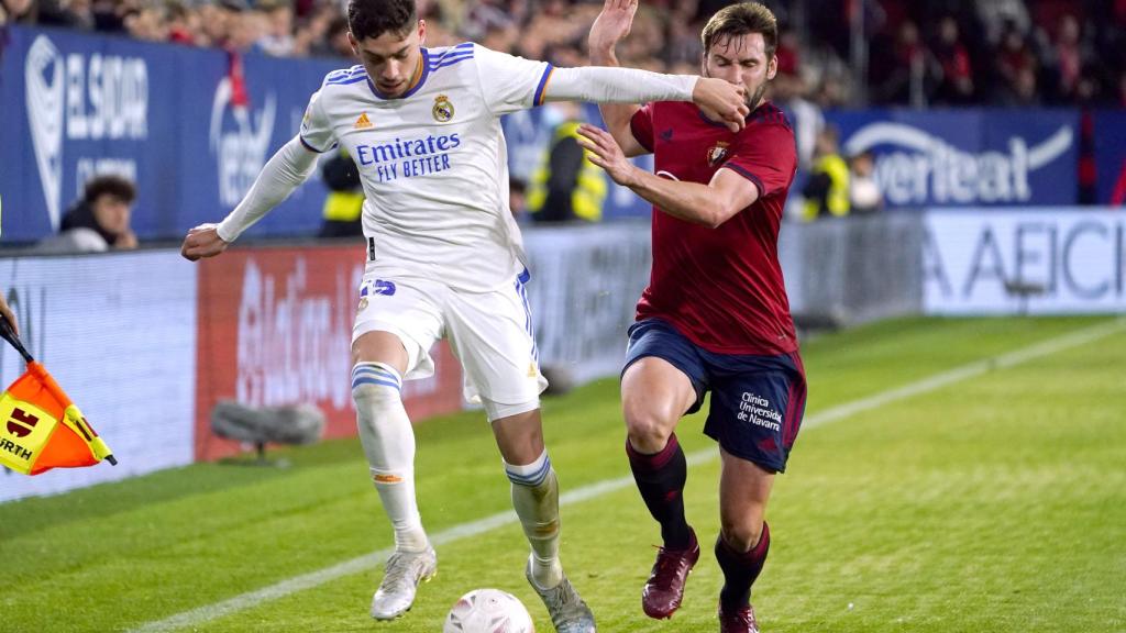 Fede Valverde y Jon Moncayola disputan un balón